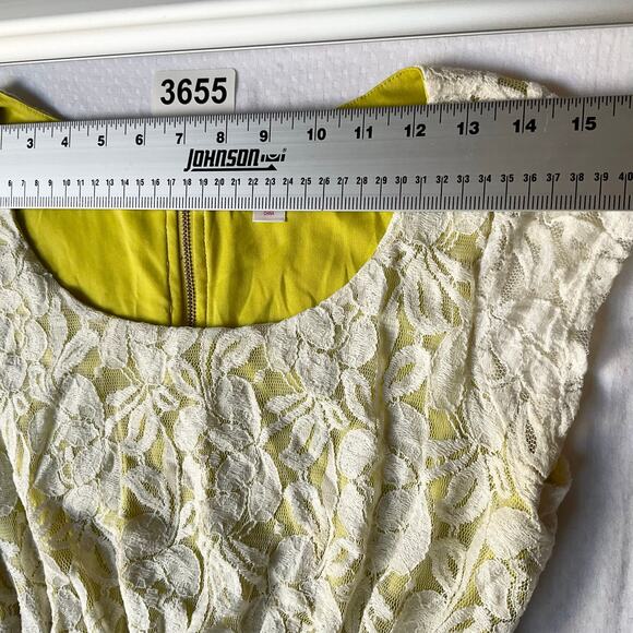 Xhilaration Women’s Lace Dress size M ShortSleeve KneeLength Floral White Green - Picture 2 of 9